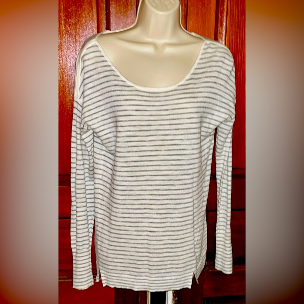 Women’s Old Navy Super Soft Lightweight White Striped Sweater. Size Medium